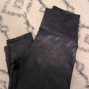 Aerie offline leggings, size medium. Crackle (faux leather) type fabric.